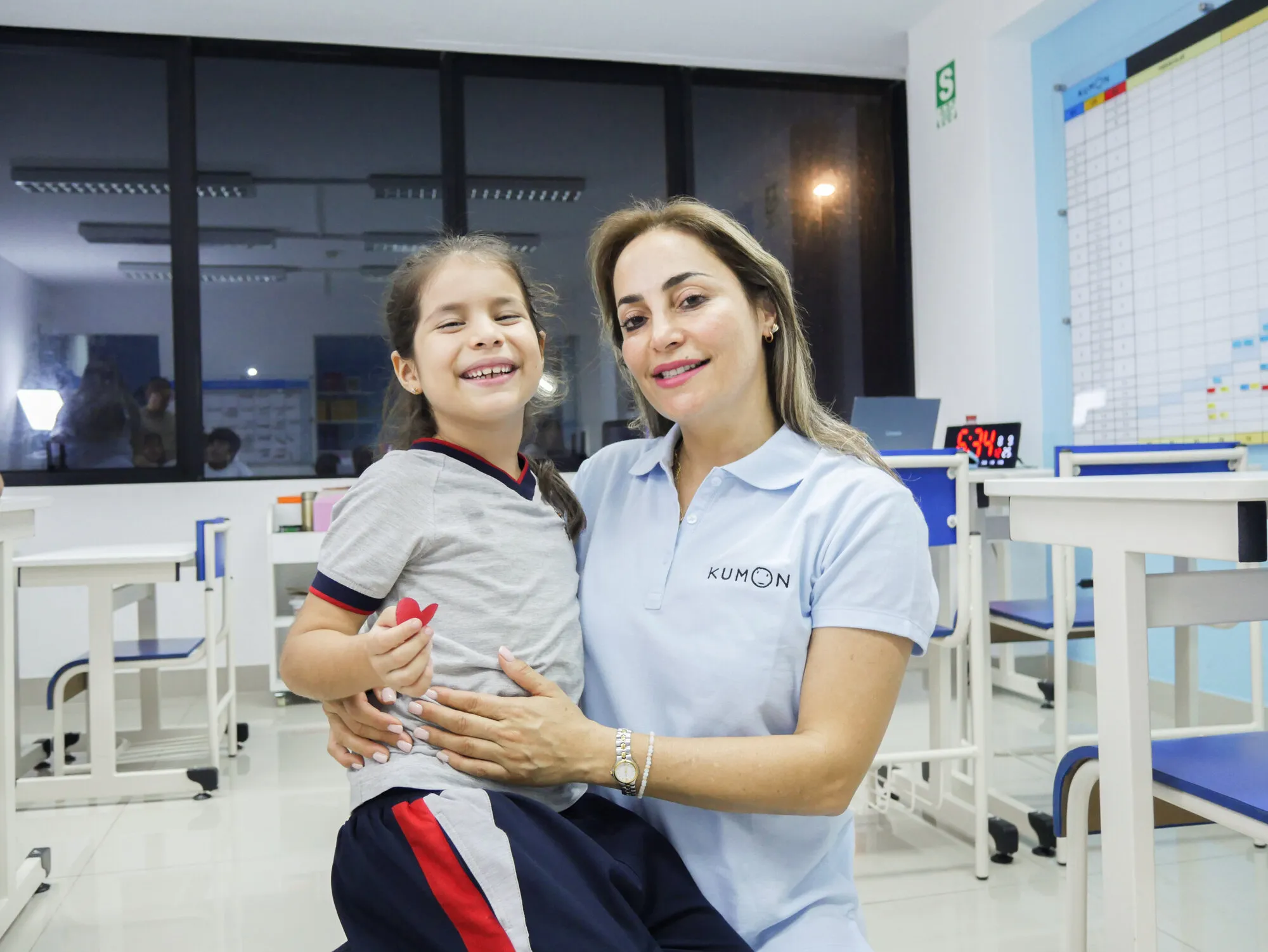 Orientadora Kumon celebrando el avance de una alumna