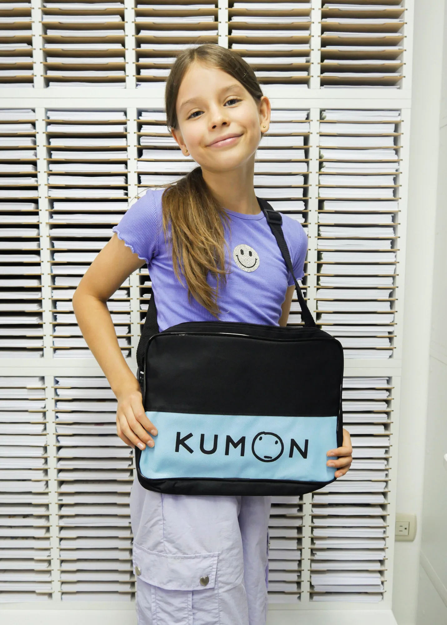 Alumna mostrando orgullosa su mochila Kumon