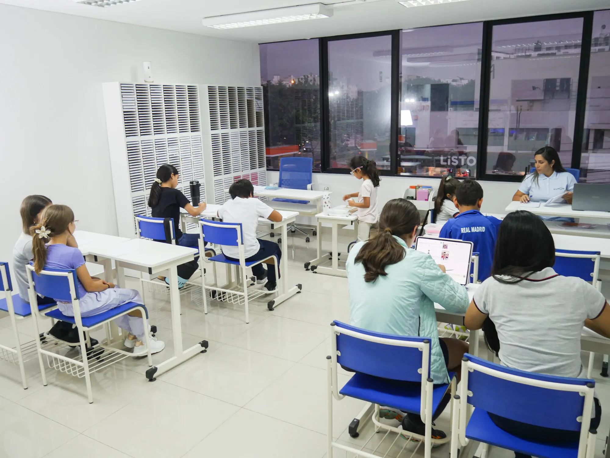 Alumnos de Kumon concentrados en sus actividades de estudio