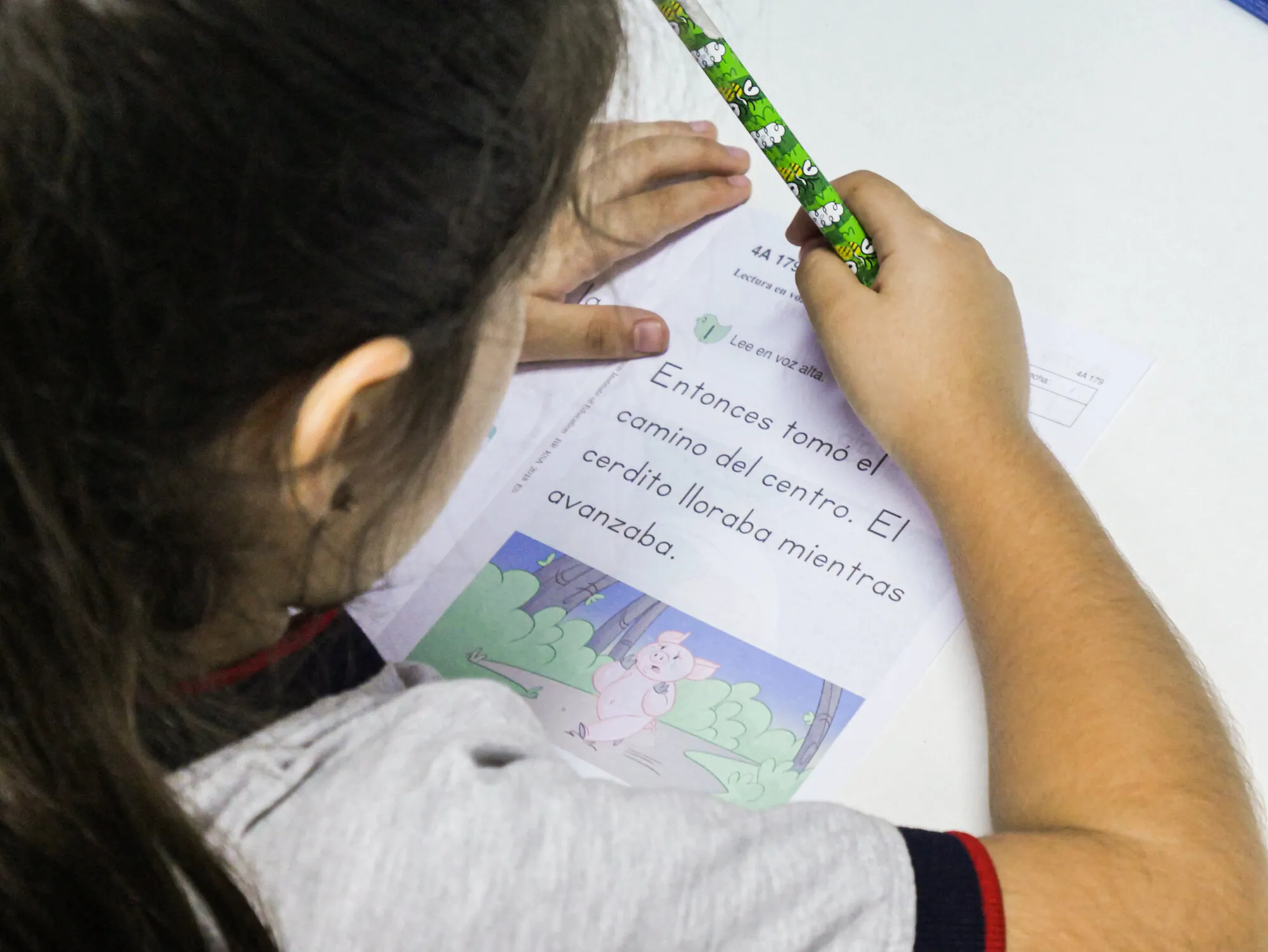 Alumna resolviendo el material didáctico autoinstructivo de Kumon