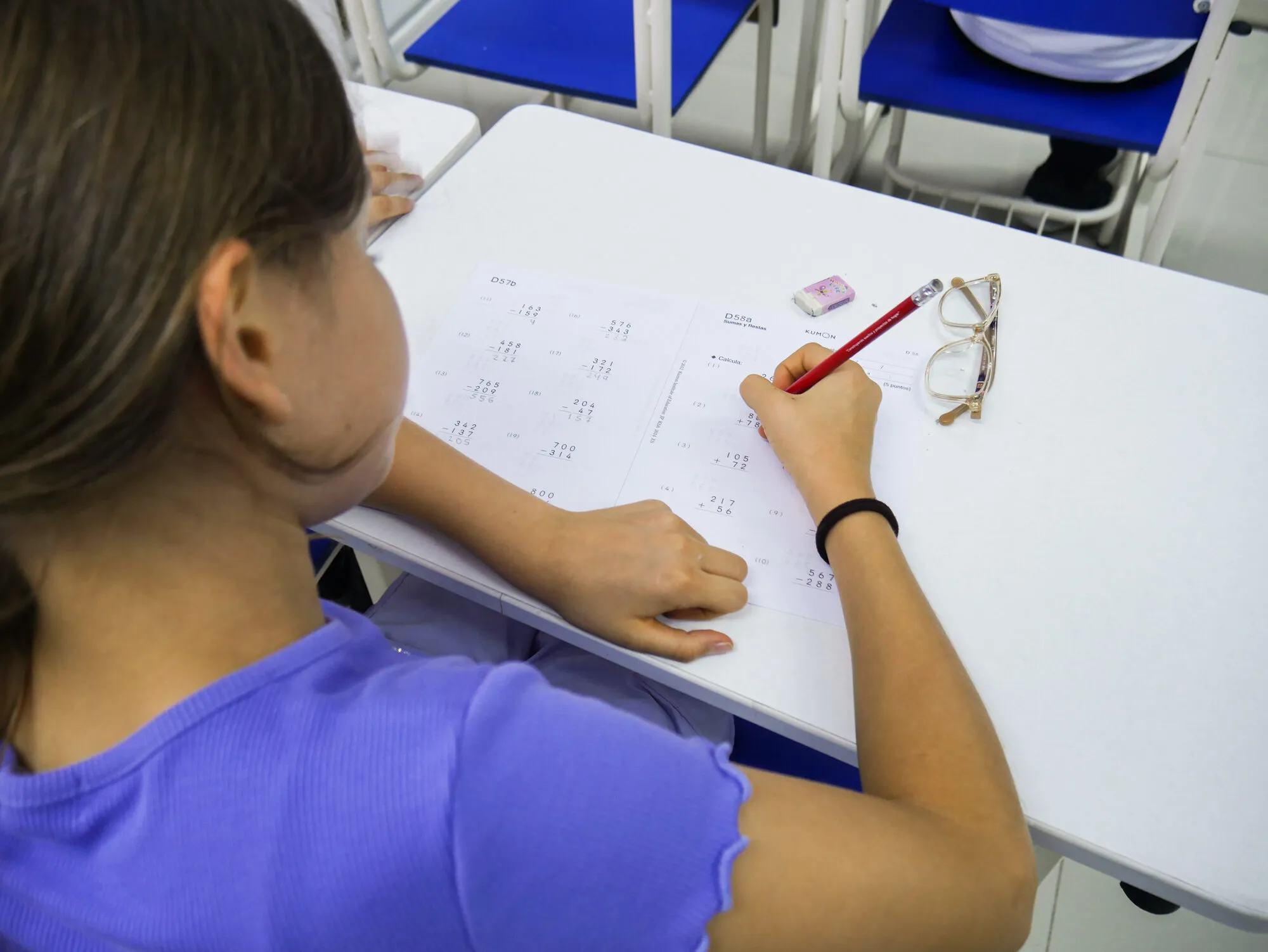 Alumna realizando sus actividades en el Centro Kumon CORPAC San Isidro